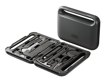 Surtido de herramientas acondicionado para la venta al por menor en un estuche compuesto por:
Un destornillador eléctrico de uso manual con motor incorporado capaz de funcionar sin fuente de energía exterior al disponer de batería recargable, un juego de puntas cortas y largas compatibles con el destornillador, unos alicates de punta fina, un martillo de carpintero, una cinta métrica, una llave inglesa, un juego de llave Allen, un cúter y algún componente menor.   
Se presenta con unas dimensiones aproximadas de 297 x 230 x 70 mm.