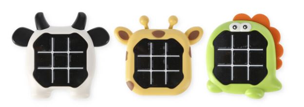 Juego de sociedad, juego de mesa, destinado a jugadores de más de 3 años. Es electrónico, táctil y funciona con luces y sonido. Dispone de tres versiones siendo el mismo funcionamiento (versión vaca, versión jirafa, versión dinosaurio). Se puede jugar modo jugador contra jugador o modo memoria, en la que juega un solo jugador. Dispone de dos pilas AA de 1,5V y no es resistente al agua.
Dimensiones: 14.2*12.8*2.8cm, peso: 105,6 gramos
Se destina al entretenimiento de los niños.
60%ABS+8%TPR+2%hierro+30% componentes electrónicos