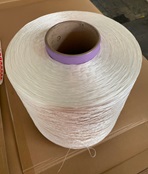 Hilado retorcido de alta tenacidad de color blanco, sin acondicionar para la venta al por menor, presentado en bobinas de peso superior a 9000 g, de filamentos de poliéster, no texturados, formado por dos cabos con 640 monofilamentos cada cabo, unidos con torsión (260 ± 15 vueltas/m).
Función o uso: 
Se utiliza como material de refuerzo en la fabricación de neumáticos, donde se requiere alta resistencia a la tracción, estabilidad dimensional y durabilidad.
Longitud por bobina: Aproximadamente 38.650 metros.
Título decitex: 2 hilos torsionados de 1100 dtex cada uno.