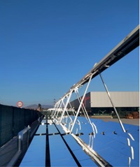 Artículo, módulo termosolar de concentración, formado principalmente por una estructura de soporte de aluminio, ejes preensamblados (diseñados específicamente para integrarse con la estructura del colector), espejos curvados, tubo de vacío receptor con recubrimiento de alta eficiencia para la captura térmica (sin fluido en su interior) y un sistema de seguimiento solar automático con servomotores y sensores.
Se presenta ante la aduana desmontado, pero con todos los componentes necesarios para formar uno o varios módulos.
Función o uso: Según declaración del solicitante este artículo se utiliza para concentrar la radiación, solar mediante los espejos parabólicos, sobre el tubo de vacío y transferir dicha energía a un fluido portador de calor que circulará por el mismo (habitualmente agua o vapor de agua, pero no siempre). Este producto puede utilizarse en diferentes industrias (alimentación, química, generación de vapor, etc.)