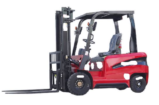 Carretilla elevadora autopropulsada con motor eléctrico que cuenta con un mástil vertical y dos horquillas frontales ajustables que se introducen debajo de los pallets o materiales, una cabina para el operador con asiento y respaldo, palancas de mando para maniobrar, cuatro ruedas de 65 cm de diámetro y cubierta superior de protección para el operario.
Características técnicas:
•	Capacidad de carga máxima: 2 toneladas.
•	Elevación a una altura máxima: 5,5 metros (superior o igual a 1 metro).
•	Potencia del motor: 6 kW.
•	Medidas: 1.200 x 2.400 x 2.350 mm.
•	Peso: 3.000 Kg.
Este artículo está diseñado para mover o transportar pallets y cargas pesadas en almacenes, fábricas o centros de distribución.