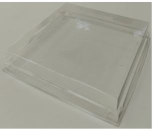 Tapa de forma rectangular para tapar platos de comida para llevar (este en concreto se utiliza para una tortilla de patata).  El producto no incluye el envase, únicamente la tapa.
Se utiliza para envasar alimentos.
Está fabricada 100% de polietileno tereftalato (PET) o polietileno tereftalato reciclado (RPET)