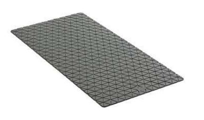 Alfombra de baño fabricada en caucho no vulcanizado (SBS) con unas dimensiones aproximadas de 720 x 360 x10 mm 40 cm. La alfombra baño está equipada con ventosas en la parte inferior.
Se utiliza en bañeras y duchas para no resbalarse, las ventosas se adhieren al suelo de la ducha o baño e impide resbalones.