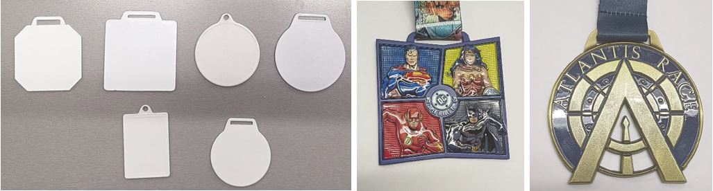 Artículos en forma de medallas de metal común no chapadas de metal precioso. Presentan diversas formas (circular, cuadrada, rectangular…) y diferentes medidas. En la parte superior presentan una ranura o asa para insertar la cinta de sujeción y colgar del cuello. 
El artículo se puede presentar unicolor y viene preparado para ser personalizado en fábrica o localmente, mediante impresión UV, grabado láser o aplicación de vinilo.  O también puede presentarse decorado con diversos diseños estampados y de distintos colores.
Algunas de estas medallas se presentan con la cinta para colgar al cuello.
El artículo se presenta para su uso como medalla, a fin de servir de adorno personal para celebrar el éxito en un concurso o competición deportiva, escolar, institucional o corporativo.