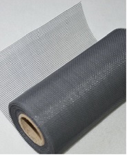 Malla mosquitera en rollos de 110 g/m2, compuesta por fibras de vidrio unidas mecánicamente y revestida de PVC. 
Longitud de 30 metros a 1.100 metros y ancho de 41,5 centímetros a 300 centímetros. Se presenta en rollos de 30 metros a 90 metros y en color gris o negro.
Se utiliza para fabricar pantallas anti insectos enrollables y de marco fijo.