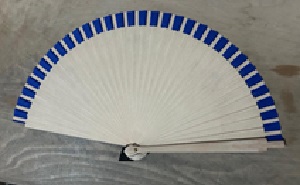 Abanico con varillas de madera (no es de bambú, ni de tablero de fibras) y con país de tejido. Dispone de un 87% de madera y un 13% de tejido.  
Las varillas y tejido son de distinto color. Plegable.
Función o uso: Se utiliza para refrescarse agitando el aire para crear una corriente que alivie el calor.