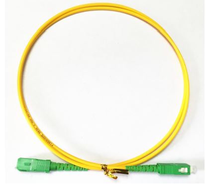 Cable de fibra óptica monomodo (G652D) formado por una única fibra enfundada individualmente y colocada en una cobertura protectora de LSZH con un diámetro de 3 mm.
Se presenta en longitudes de 2, 3, 5, 10 o 15 metros y provista de conectores operativos en ambos extremos del tipo SC/APC-SC/APC.
Según declaración del solicitante se utiliza en equipos de telecomunicaciones para transportar información al usuario y para conexión directa a equipos y terminales FTTH/X (fiber to the Home/X).