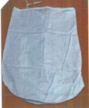 Saco textil confeccionada en tejido no de punto con fibras de algodón.
Se cierra estirando los cordones mediante un nudo. Dispone de distintas medidas en función del tamaño de la almohada.
Medidas: 52cm x 22 cm de diámetro.
Se utiliza para el transporte de la almohada desde la tienda al hogar. La almohada se transporta en el saco y posteriormente se saca para su uso.