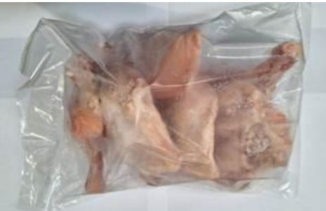 Muslos de pollo, congelados. Con hueso. Se presentan en bolsas de 1950 a 2050 g.
Concebido para uso alimentario.