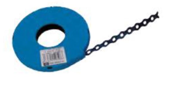 Cinta metálica de acero revestida por cincado electrolítico con anchos que van desde los 12 hasta los 17 mm y un grosor de 0,7 mm. Presenta perforaciones circulares en toda su longitud y un perfil rectangular con laterales ondulados. 
Se ha fabricado por estampación de un producto laminado. 
Se presenta para su venta en rollos de 10 metros y cajas de 10 rollos.
Según declaración del solicitante se utiliza en fijaciones, de forma que se pueda abrazar el diámetro que se necesite fijar cortándose el sobrante.