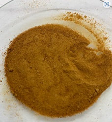 Abono de origen vegetal. Producto obtenido a partir de aminoácidos obtenidos mediante la hidrólisis ácida de productos proteicos de origen vegetal (proteína de la soja) y del procesado del maíz. Fertilizante orgánico con nitrógeno, fósforo y potasio. Se presenta para envasado en bolsas de 25 kg.
Función o uso: Fertilizante de uso exclusivamente agrícola.