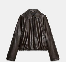 Según declaración del solicitante se trata de una cazadora. Cubre la parte superior del cuerpo y desciende hasta la cadera. Tiene una abertura completa delantera que se cierra con cremallera. Presenta cuello camisero y mangas largas.  Dispone de dos bolsillos delanteros ribeteados sin sistema de cierre. Se ciñe al cuerpo con una goma elástica que rodea el bajo de la prenda. Está concebida para ser llevada encima de otra prenda.
Función o uso: Se utiliza como prenda de vestir.
Está confeccionada en plástico celular (poliuretano), con un tejido base 87% viscosa 8% algodón y 5% fibra metálica, relleno y forro 100% poliéster. La capa textil es un mero soporte que no ha sido sometido a trabajos más avanzados.