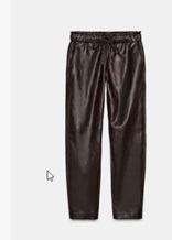 Prenda de vestir, pantalón largo. Cubre la parte inferior del cuerpo desde la cintura hasta los tobillos envolviendo cada pierna por separado. Dispone de dos cordones en la cintura para poder ceñirlo a ella. Tiene dos bolsillos italianos y dos bolsillos en la parte trasera.
Función o uso: Se utiliza como prenda de vestir.
Está confeccionada en plástico celular (poliuretano), con una base de tejido 72% viscosa, 14% poliéster, 9% algodón y 5% fibra metalizada. La capa textil es un mero soporte sin que se hayan realizado trabajos avanzados sobre la misma.