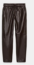 Prenda de vestir, pantalón largo. Cubre la parte inferior del cuerpo desde la cintura hasta los tobillos envolviendo cada pierna por separado. Tiene una goma elástica fruncida en la cintura y un cordón con adornos metálicos que sujetan la prenda al cuerpo. Dispone de dos bolsillos italianos y dos bolsillos de plastrón en la parte trasera.
Función o uso: Se utiliza como prenda de vestir.
Está confeccionada en plástico celular (poliuretano), con una base de tejido 72% viscosa, 14% poliéster, 10% algodón y 4% fibra metalizada. La capa textil es un mero soporte sin que se hayan realizado trabajos avanzados sobre la misma.
