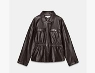 Según declaración del solicitante se trata de una cazadora. Cubre la parte superior del cuerpo y desciende hasta la cintura. Tiene una abertura completa delantera que se cierra con cremallera. Presenta cuello camisero y mangas largas. La prenda se ciñe en la cintura con una goma elástica. Dispone de dos bolsillos a la altura del pecho con botones de presión . Está concebida para ser llevada encima de otra prenda.
Función o uso: Se utiliza como prenda de vestir.
Está confeccionada en plástico celular (poliuretano), con un tejido base 72% viscosa, 14% poliéster, 10% algodón, 4% fibra metálica y forro 100% poliéster. La capa textil es un mero soporte que no ha sido sometido a trabajos más avanzados.