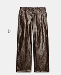 Prenda de vestir, pantalón largo. Cubre la parte inferior del cuerpo desde la cintura hasta los tobillos envolviendo cada pierna por separado. Tiene una goma elástica fruncida en la cintura y un cordón con adornos metálicos que sujetan la prenda al cuerpo. Dispone de dos bolsillos italianos y dos bolsillos de plastrón en la parte trasera.
Función o uso: Se utiliza como prenda de vestir.
Está confeccionada en plástico celular (poliuretano), con una base de tejido 71% viscosa, 15% poliéster, 9% algodón y 5% fibra metálica. La capa textil es un mero soporte sin que se hayan realizado trabajos avanzados sobre la misma.