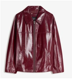 Según declaración del solicitante se trata de una cazadora. Cubre la parte superior del cuerpo y desciende hasta la cadera. Tiene una abertura completa delantera que se cierra con cremallera. Presenta cuello camisero y mangas largas, que se ajustan en el puño con botón a presión. Dispone de dos bolsillos delanteros ribeteados sin sistema de cierre. Presenta trabillas en ambos costados para ajustar la prenda a la cintura, con hebilla metálica y trabilla. Está concebida para ser llevada encima de otra prenda.
Se utiliza como prenda de vestir.
Está confeccionada en plástico celular (poliuretano), con un tejido base 100% viscosa y forro 100% poliéster. La capa textil es un mero soporte que no ha sido sometido a trabajos más avanzados.