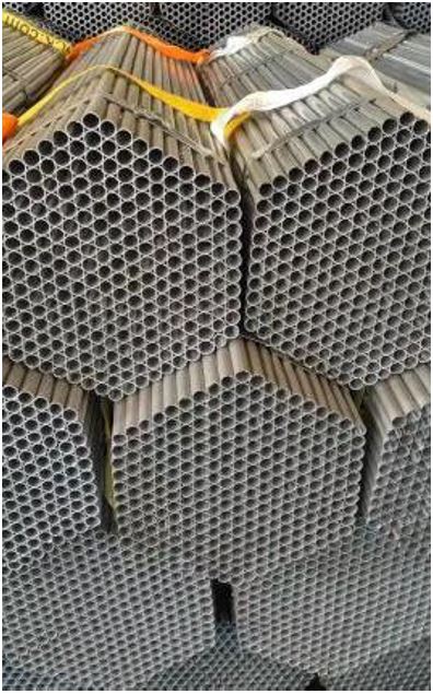 Tubos sin soldadura de acero aleado de sección circular y galvanizados.
Se trata de tubos rectos y sin rosca fabricados por estirado en frio que se presentan con unas dimensiones de: 1.500 mm. de longitud y un diámetro externo de aproximadamente 16,8 mm.
Habitualmente se presentarán en paquetes con 271 tubos, aunque esta presentación podría cambiar.
El valor de carbono equivalente declarado es inferior a 0,86.
Según declaración del solicitante en este formato se destinará a la fabricación de tutores para árboles, aunque son susceptibles de múltiples usos.