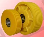 Polea de desvío de poliamida para adaptar la caída del cable de tracción de las máquinas reductoras o Gearless de ascensores a la medida necesaria por las características de la instalación, como son las medidas de la cabina.
Fabricadas por inyectado de Poliamida.
Diámetros de 240 y 320 mm.
Cargas hasta 2.000 y 2.500 Kg.
Las poleas se suministran con los rodamientos ya montados.