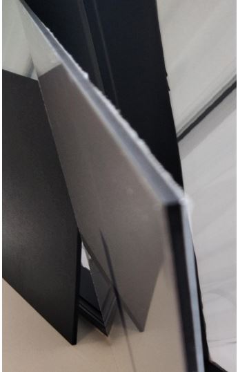 Placas de aleación de aluminio compuestas con perfil rectangular y grosores que van de los 2 a los 6 mm.
Están formadas por dos hojas exteriores de aleación de aluminio con pintura de poliéster y grosores que pueden ir de los 0,21 a los 0,6 mm. y una capa central de polietileno no poroso de color negro. Se trata de un artículo que no se puede enrollar.
Según declaración del solicitante se trata de un producto susceptible de diferentes aplicaciones, siendo las más destacadas cartelería y publicidad, displays, etc.