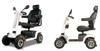 Vehículo scooter todoterreno de cuatro ruedas con motor eléctrico alimentado por batería.
El vehículo presenta las siguientes características:
•	Una plataforma horizontal que conecta las partes delantera y trasera del vehículo.
•	4 ruedas pequeñas.
•	Un asiento con reposabrazos (ajustable en altura y posición).
•	Una columna de dirección (ajustable en altura y posición).
•	Panel de control con pantalla que muestra indicadores de velocidad, estado de la batería, autonomía restante y permite controlar la velocidad, activar las luces e intermitentes y utilizar la bocina.
El vehículo mide 128 (l) x 64 (a) x 130 (h) Cm. 
Peso: con batería 90 Kg, sin batería 79,5 Kg.  
Material: acero y plástico ABS.