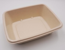 Bandeja moldeada de perfil rectangular con unas dimensiones aproximadas de 18,30 cm x 15,30 cm. Está elaborada con pasta seca fabricada a partir de pulpa proveniente de bagazo de caña de azúcar y de bambú y dispone de un recubrimiento de polietileno que constituye el 5% del producto.
Se presenta ante la aduana en cajas con 400 unidades
Según declaración del solicitante se utiliza para el envasado de comida para llevar.