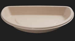 Plato moldeado de perfil semicircular con unas dimensiones aproximadas de 24,98 cm x 15,16 cm. Está elaborado con pasta seca fabricada a partir de pulpa proveniente de bagazo de caña de azúcar y de bambú y dispone de un recubrimiento de polietileno que constituye el 9% del producto.
Se presenta en cajas de 186 unidades.
Según declaración del solicitante se utiliza para el envasado de comida para llevar.