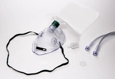 Mascarilla de oxígeno con reservorio. Se conecta a la fuente de oxígeno para su administración.
Fabricado en PVC de grado médico. 
Está compuesto por mascarilla de oxígeno con clip de ajuste nasal y cinta elástica confortable, bolsa reservorio y línea de oxígeno.
Producto no estéril y de un solo uso.
Se utiliza para la inhalación de oxígeno en tratamientos de oxigenoterapia.