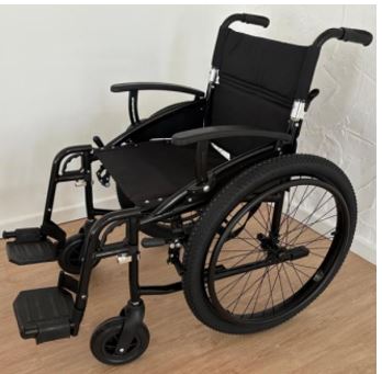 Silla de ruedas sin mecanismo de propulsión. Dispone de estructura de aluminio y asiento, respaldo y cinturón de tejido. Los reposabrazos, empuñaduras y acabados están acabados en plástico PVC. Medidas: 71 x91.5 x105 cm.
Tiene una capacidad de 120 Kg. Con reposapiés y respaldo desmontables, ruedas neumáticas equipadas con un sistema de quick reléase, lo que facilita el desmontaje de las ruedas para su almacenamiento o transporte y cinturón de seguridad.
Se utiliza para mover a personas con movilidad reducida.
La silla se presenta para su venta al público plegada y los reposapiés vienen desmontados.