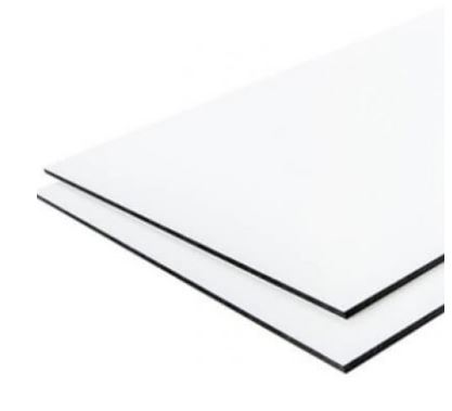 Paneles tipo sándwich formados por dos hojas exteriores de aleación de aluminio con pintura de poliéster y una capa central de plástico no poroso de color negro. Se trata de un artículo que no se puede enrollar.
El grosor de las hojas de aluminio es de aproximadamente 0,17 mm, el grosor total del panel puede ser de 3 o de 4 mm y se puede presentar con unas dimensiones de 1.220 x 2.000 mm o 1.220 x 3.000 mm. en cajones de madera con 100 unidades.
Según declaración del solicitante generalmente se emplean en la fabricación de ventanas y puertas aunque también se pueden usar en fachadas