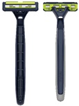 Maquinillas desechables de afeitar en forma de T compuestas por un mango de plástico y un cabezal basculante con cuchilla de acero inoxidable, no reemplazable, el cual incorpora una banda lubricante.
Medidas aproximadas del mango 116 x 22 mm y del cabezal 41 x 11 mm, peso 7 gramos aproximadamente. 
El producto se presenta acondicionado para la venta al por menor en bolsas de 10 unidades.
Para el afeitado.