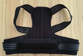Faja de espalda (lumbar) confeccionada en tejido. Está fabricada en un textil estratificado formado por: 
Está hecho de espuma (60%), elástico (30%) y poliéster (10%). Es de color negro y dispone de una estructura central rígida de PVC que se ajusta a la espalda y al tronco con velcro. Unisex. Talla única. Es transpirable, resistente y duradero.
Está destinada a ser colocada en la espalda con la finalidad de reducir dolores en esa zona y corregir instantáneamente la postura.
Se presenta para su venta al público en caja individual.