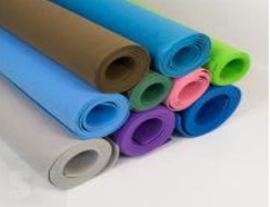 Lámina de etil vinil acetato (EVA).
Tiene unas mediadas de 40X60 cm y un espesor de 2 mm.
Se utiliza en adorno de interiores, en adornos para prendas de vestir, en el forrado de libros, en la confección de disfraces.