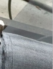 Tejido de fibra de vidrio, ligamento tafetán, de malla abierta fabricado con hilados de fibra de vidrio recubiertos con PVC con un peso de 120 (+/-10) g/m2.
Se presenta en rollos con achuras comprendidas entre los 50 y los 300 cm. y longitudes entre 300 y 1.000 m.
Según declaración del solicitante este artículo es del tipo de los utilizadas para la fabricación de pantallas anti-insectos y de marco fijo.