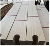 Lamas de madera contrachapada recta. Se trata de una madera lijada y barnizada.
Las medidas de las lamas son las siguientes:
Largo: De 400mm hasta 1900mm.
Ancho: De 25mm hasta 230mm.
Grueso: De 6 mm hasta 12mm.
Los cantos son perfilados.
Las lamas pueden estar pintadas, naturales o con papel decorativo.
Se utiliza para la fabricación de somieres, camas o sofás.
Se trata de madera contrachapada de chopo o de abedul u otro tipo, no siendo nunca de madera de bambú.