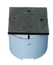 Arqueta de acometida formada por 3 piezas: marco y tapa circular de fundición dúctil (fundición de grafito esferoidal) GJS-500-7 (UNE-EN 1563) obtenidas por moldeo; cuerpo telescópico de polipropileno (UNE-EN 1451) dividido en dos partes para hacer la altura extensible y adaptable a las necesidades de la instalación y un bulón de acero S235JR (UNE-EN 10025) para evitar la separación del marco y la tapa durante su manipulación.
Se utiliza en las acometidas de agua potable. Se presentan ensambladas en un único conjunto y paletizadas.
Su instalación en la acera en un punto intermedio entre la acometida y el alojamiento de contador permite el acceso a la válvula de corte con el objeto de disponer de un punto de corte de suministro accesible y protegido de las inclemencias del tiempo.