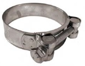 Abrazadera de acero cincado formada por un tornillo sujeto por dos barriles macizos abrazados por una pletina con tres puntos de soldadura.  Su sistema de sujeción está basado en un tornillo de cabeza hexagonal que según se va apretando se va cerrando la abrazadera sobre sí misma. Tienen bordes redondeados y desbarbados para evitar cortes en los tubos y mangueras. 
El cuerpo de la abrazadera (los dos elementos semicirculares) se han obtenido por estampación. 
Se presenta con diámetros que van desde los 23 mm. hasta los 252 mm.
Según declaración del solicitante se usa para la unión de tubos y así evitar la pérdida de cualquier líquido. Especialmente indicada en la agricultura y en la minería además de todo tipo de transportes de fluidos.