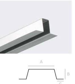 Perfil de acero sin alear galvanizado en forma de Omega.
Este producto parte de una bobina de acero laminado plano y se les da forma en frío mediante rodillos.
Se presenta en distintas dimensiones 20 y 30 mm de ancho y una longitud 3.000 mm. Espesor 0,60 mm y peso 0,57 kg/m.
Según indica el solicitante, estos perfiles se utiliza como rastrel de teja en las cubiertas de las edificaciones, se atornilla a la cubierta en sentido horizontal y sobre ella se apoyan las tejas. Se puede cortar si la medida del perfil es más pequeña y hay que taladrarlo para atornillarlo a la cubierta.