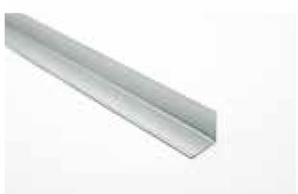 Perfil en L de acero sin alear y galvanizado (Tipo acero DX51D) con unas dimensiones de lados de 30 x 30 mm. y una longitud de 30.000 mm.
Se trata de un artículo conformado en frio mediante rodillos a partir de una bobina de acero laminado.
Se presentan en paquetes flejados.
Según declaración del solicitante este perfil es el elemento perimetral y de unión del techo con los elementos verticales, sobre el cual se apoyan los perfiles determinantes del plano en los techos continuos de estructura oculta.