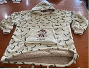 Prenda destinada a cubrir la parte superior del cuerpo, del tipo jersey con capucha, no reconocible como de hombre o de mujer, de tejido de punto (100% poliéster), con mangas largas elástico en los puños y un bolsillo central en el pecho. Talla única.
Función o uso: Se utiliza como prenda de vestir para estar calentito en casa, como bata de casa.
Composición de la mercancía: poliéster.