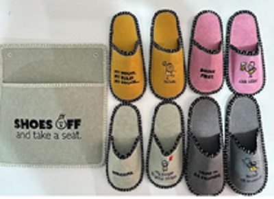 Calzado de casa. Zapatilla ligera, abierta por atrás, dejando el talón al descubierto. Parte superior y suela de materia textil (100% poliéster). Las zapatillas tienen un interior suave, que mantiene los pies calientes. El tejido es de rizo transpirable.
Peso 100 gramos.
Función o uso: Se utiliza como pantufla o zapatilla de casa.
Composición de la mercancía / Ingredientes de la mercancía:  Textil (100% poliéster).
Características de los componentes: Se presenta para su venta al público en una bolsa grande con un enganche en la parte superior para poder colgarla en cualquier parte. En el interior tiene cuatro pares de zapatillas unisex de cuatro tallas y colores distintos.