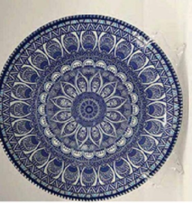 Descripción física: Articulo de uso doméstico de cerámica consistente en un plato de loza o barro fino con forma de circular, tiene dibujos de formas geométricas en color azul y blanco. Está perforado en el borde exterior con dos agujeros y dispone de un pequeño relieve a lo largo del plato en la parte mas exterior.
Medidas: 30 x 30 x 3,5 cm
Peso: 1,35 kg.
Función o uso: Según declaración del solicitante se utiliza como artículo de adorno, si bien, cumple todas las características para ser considerado un artículo de servicio de mesa o cocina, de uso doméstico.
Se presenta para su venta al público en una caja de cartón en formato de una unidad y con un soporte.