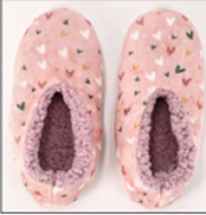 Descripción física:
Calzado de casa con parte superior textil y con suela confeccionada en textil mayoritariamente, siendo la parte textil la de mayor proporción. El interior de la zapatilla es de borreguito. La suela reúne las características de durabilidad y/o resistencia generalmente requeridas para el uso normal de la suela exterior. Es antideslizante (pvc).
Tallas: S, M, L, XL.
Función o uso: Se utiliza como zapatilla de casa o pantufla.
Composición de la mercancía / Ingredientes de la mercancía: Poliéster (92%) y PVC (8%).
Características de los componentes: Dimensiones: 24 cm. Peso: 100 gramos.