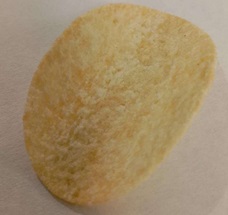 Descripción física: Pasta de patata en forma de chips, producto frito, directo para el consumo, elaborado a partir de patata, mediante un proceso de laminado y estampado en forma ovalada, sin extrusión ni expansión. Se comercializa en envases de 160 gramos. Contenido de azúcares inferior al 5%, en peso.
Función o uso: Concebido para uso alimentario.