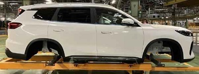 Carrocería monocasco (chasis-carrocería) de acero para un automóvil de turismo con menos de 10 plazas de capacidad que montará un motor de combustión interna con una cilindrada de 1.598 cc.
En el momento de su presentación ante la aduana incorpora: paneles laterales, techo, pilares estructurales, puertas, el capó delantero, asientos, mandos del cuadro de instrumentos, pantalla y lunas. También cuenta con componentes del compartimento del motor, así como sistemas electrónicos parcialmente instalados.
En el momento de su presentación ante la aduana no incorpora: motor, depósito de combustible, caja de cambios, ruedas, ejes trasero y delantero, tubo de escape, sistema de suspensión, catalizador, filtro de partículas, sistema mecánico de frenos, cremallera de dirección, volante, etc.
Función o uso: Según declaración del solicitante se destinará a la construcción o montaje en serie de vehículos nuevos en una fábrica de montaje.