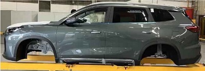 Descripción física:

Carrocería monocasco (chasis-carrocería) de acero para un automóvil de turismo con menos de 10 plazas de capacidad que montará un motor híbrido enchufable.

En el momento de su presentación ante la aduana incorpora: paneles laterales, techo, pilares estructurales, puertas, el capó delantero, asientos, mandos del cuadro de instrumentos, pantalla y lunas. También cuenta con componentes del compartimento del motor, así como sistemas electrónicos parcialmente instalados.

En el momento de su presentación ante la aduana no incorpora: motor, batería, caja de cambios, ruedas, eje trasero y delantero, tubo de escape, sistema de suspensión, catalizador, filtro de partículas, sistema mecánico de frenos, volante, cremallera de dirección, etc.
Función o uso: Según declaración del solicitante se destinará a la construcción o montaje en serie de vehículos nuevos en una fábrica de montaje.