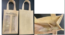 Descripción física: Bolsa con superficie exterior de materia textil. Dispone de una parte de plástico para poder identificar el interior y de dos asas para su transporte. Tiene una separación dentro de la bolsa e incorpora el nombre  comercial de una bodega en la  superficie exterior.
Medidas:30x20x10cm, peso: aproximadamente 130 gramos.
Función o uso: Se utiliza para transportar dos botellas.
Composición de la mercancía / Ingredientes de la mercancía: Yute.