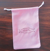 Descripción física:
Bolsa de materia textil, confeccionada en tela sin tejer, de forma rectangular con unas medidas aproximadas de 15x10cm. El sistema de cierre es por medio de un lazo corredizo.
Función o uso: Se utiliza para guardar pequeños objetos de regalo, bisutería, joyas etc.