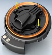 Tapa de perfil circular con una parte curva que sobresale parcialmente en su perímetro que forma parte de un sensor de presión diseñado para su uso en sistemas de retención de airbags en vehículos. Sella el compartimento electrónico dentro del sensor e incorpora un canal de entrada de presión que dirige la presión al elemento sensor.
También incluye un enlace de montaje para una correcta integración en la estructura del vehículo. 
Sus dimensiones aproximadas son de 52 mm. de diámetro de su parte circular y 61 mm. de longitud máxima.
Función o uso: Según declaración del solicitante este artículo guía el aire presurizado directamente al módulo del sensor en caso de deformación o impacto en el área de montaje. Pudiendo servir también como sello externo cerrando eficazmente el orificio en el panel de la puerta creado para el canal de entrada de presión.