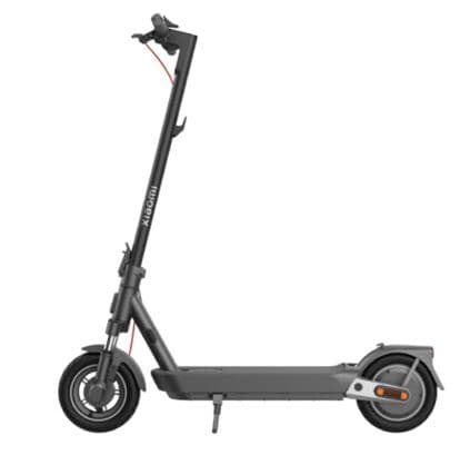 Vehículo scooter eléctricos de dos ruedas, plegable, compuesto por una plataforma con dos ruedas que conecta la parte delantera y trasera del vehículo, una columna de dirección en forma de T con manillar, con luz frontal, trasera y de freno, y reflectores. Se usa para el transporte de una sola persona sobre superficies de carreteras de cemento o asfalto, con desniveles inferiores a 1 cm o hendiduras de estrechez inferior a 3 cm.
Especificaciones técnicas:
•	Dimensiones: 1192 mm (l) x 586 mm (a) x 1271 mm (h) y plegado 1192 mm (l) x 584 mm (a) x 565 mm (h).
•	Peso neto: 22,4 Kg. 
•	Carga máxima admisible: 142,4 kg.
•	Velocidad máxima: 25 km/h.
•	Capacidad máxima de ascenso: 22%
•	Diámetro de las ruedas: 254 mm.
•	Batería: tensión 46,8V, capacidad 10.2Ah y autonomía 60 km.
•	Potencia nominal del motor: 400 W.
•	Conectividad: Blutooth.